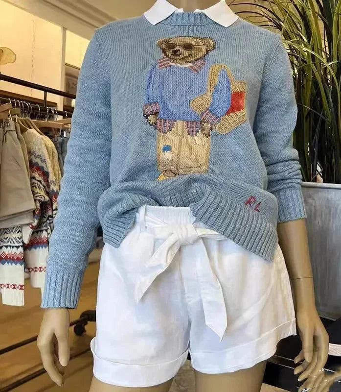 "Kuscheliger Damenpullover mit Bärenmuster in Strickoptik, rundem Halsausschnitt, ideal für kalte Tage, warm und stilvoll."