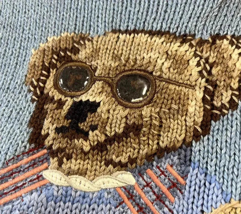 "Kuscheliger Damenpullover mit Bärenmuster in Strickoptik, rundem Halsausschnitt, ideal für kalte Tage, warm und stilvoll."