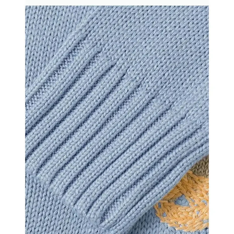 "Kuscheliger Damenpullover mit Bärenmuster in Strickoptik, rundem Halsausschnitt, ideal für kalte Tage, warm und stilvoll."