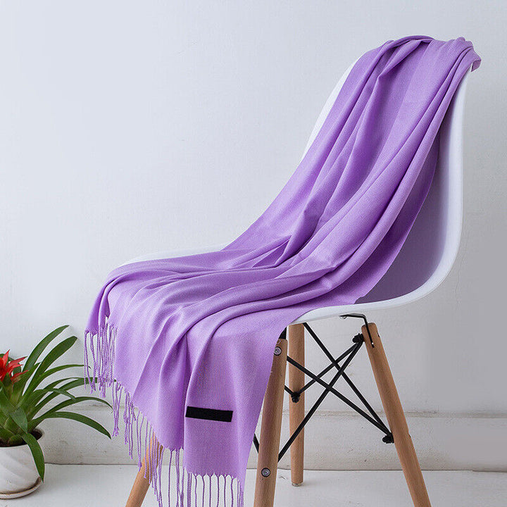 "Kuscheliger Kaschmirschal mit Quasten in edlem Winterdesign, ideal für kühle Tage und als stilvolles Damen-Accessoire."