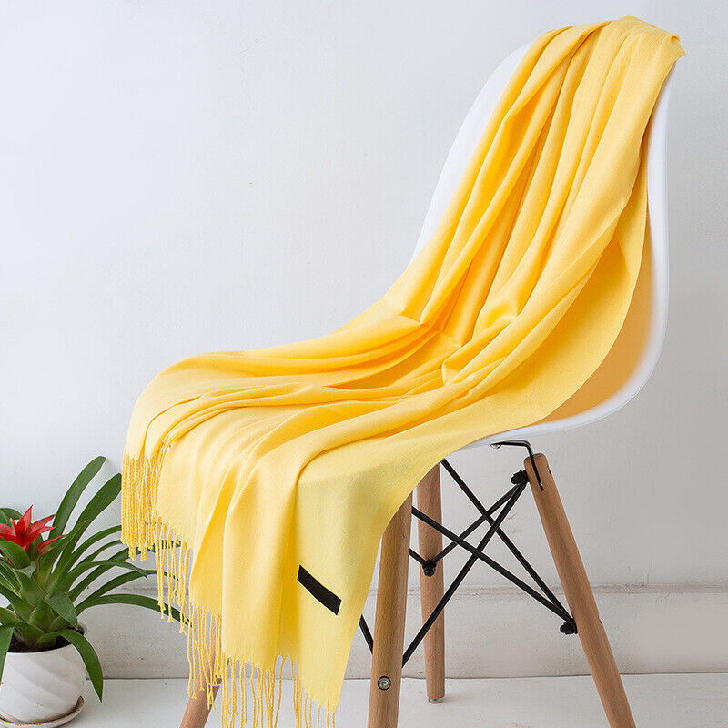 "Kuscheliger Kaschmirschal mit Quasten in edlem Winterdesign, ideal für kühle Tage und als stilvolles Damen-Accessoire."