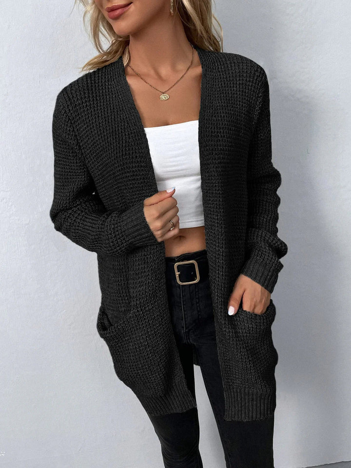 Langärmlige Damenstrickjacke in verschiedenen Farben, stilvoll und warm, ideal für Freizeit und elegante Anlässe.