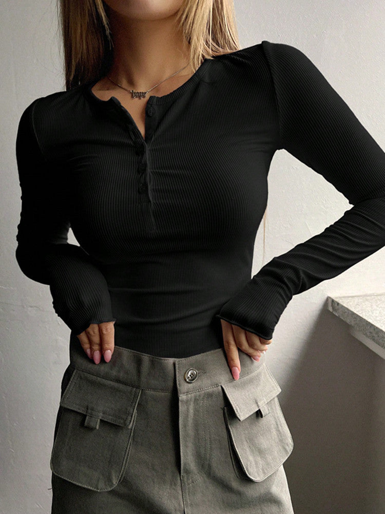 "Langärmliges Damen-Shirt mit verstellbarer Knopfleiste, vielseitig, locker sitzend, ideal für legere und Büro-Looks."