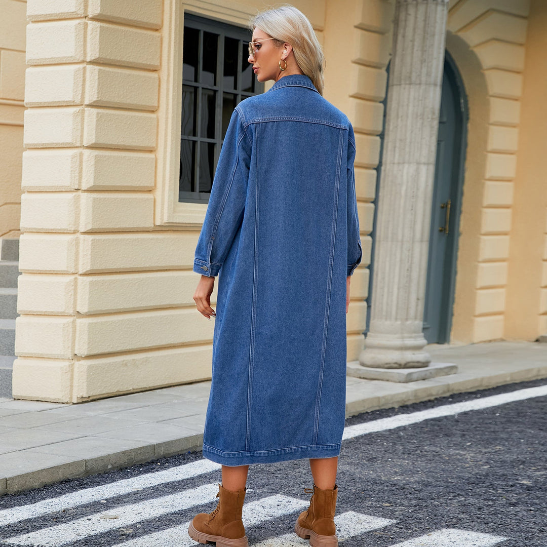 Lange Damen-Denim-Jacke mit spitzem Kragen und Brusttaschen, in mittlerem Blauton, eleganter zeitloser Stil, vielseitig einse