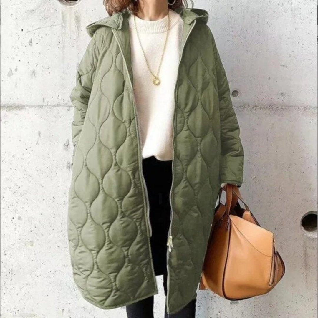 Lange Damen-Steppjacke mit Reißverschluss, elegantes Design, modische Silhouette, ideal für kalte Tage.