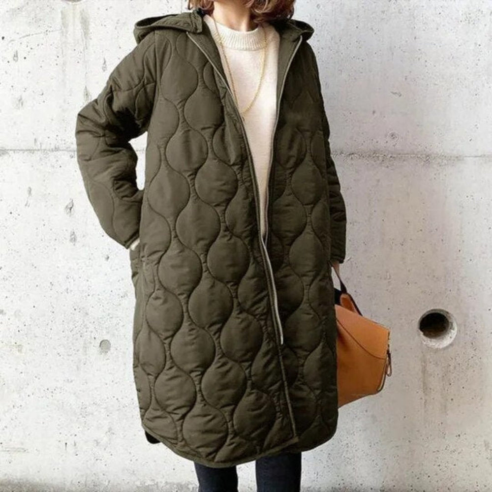 Lange Damen-Steppjacke mit Reißverschluss, elegantes Design, modische Silhouette, ideal für kalte Tage.