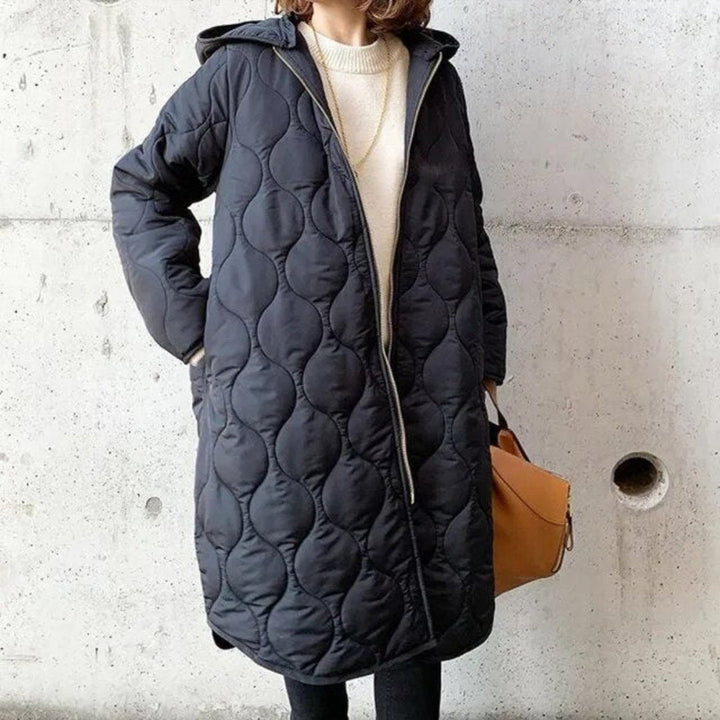 Lange Damen-Steppjacke mit Reißverschluss, elegantes Design, modische Silhouette, ideal für kalte Tage.