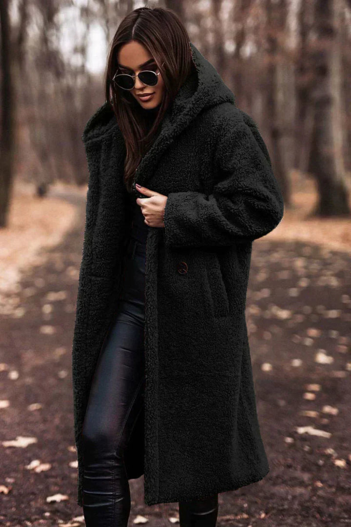 Langer Damen-Teddymantel, flauschig, warm und stilvoll, plüschiges Material, extra Länge, entspannte Passform, winterlich.