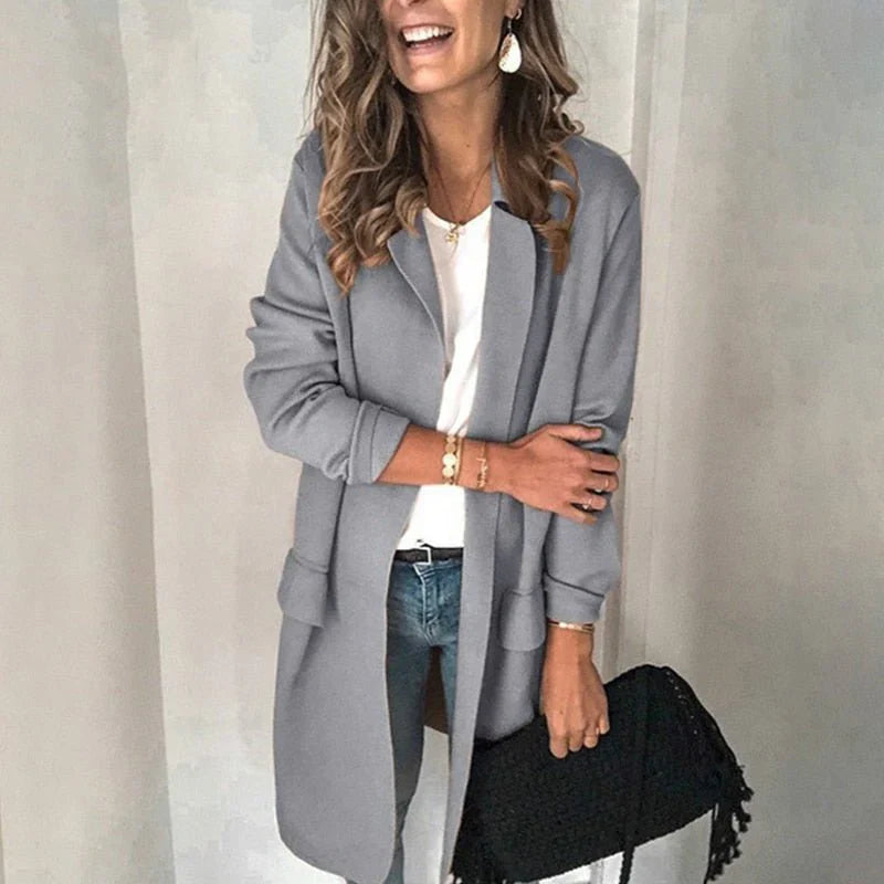 "Langer, maßgeschneiderter Damenblazer in Schwarz mit elegantem, zeitlosem Design und hochwertiger Verarbeitung, Rückansicht.