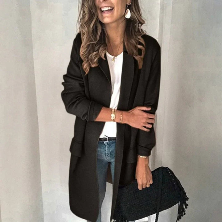 "Langer, maßgeschneiderter Damenblazer in Schwarz mit elegantem, zeitlosem Design und hochwertiger Verarbeitung, Rückansicht.