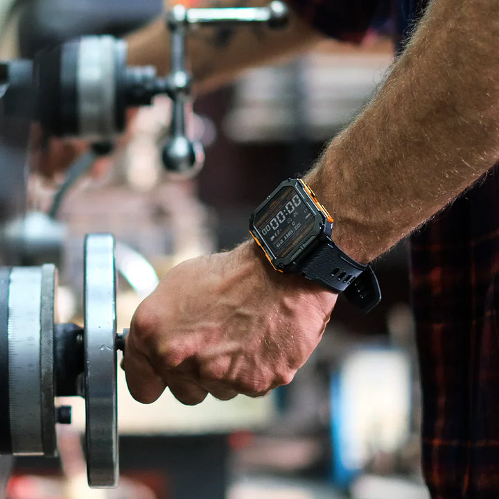 Langlebige militärische Smartwatch mit robustem Design, AMOLED-Display, Titan-Gehäuse und Gesundheitsfunktionen, vor Outdoor-