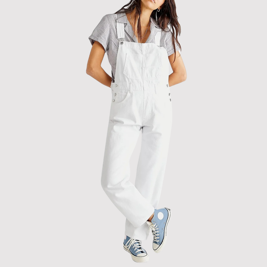 "Lässige Damen-Denim-Latzhose für Sommertage, tiefes Dekolleté, große Taschen, eleganter Haremshosen-Stil."