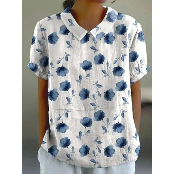 Lässige Damenbluse mit floralem Print, aus leichter Baumwolle, Rundhals und kurzen Ärmeln für sommerliche Tage.