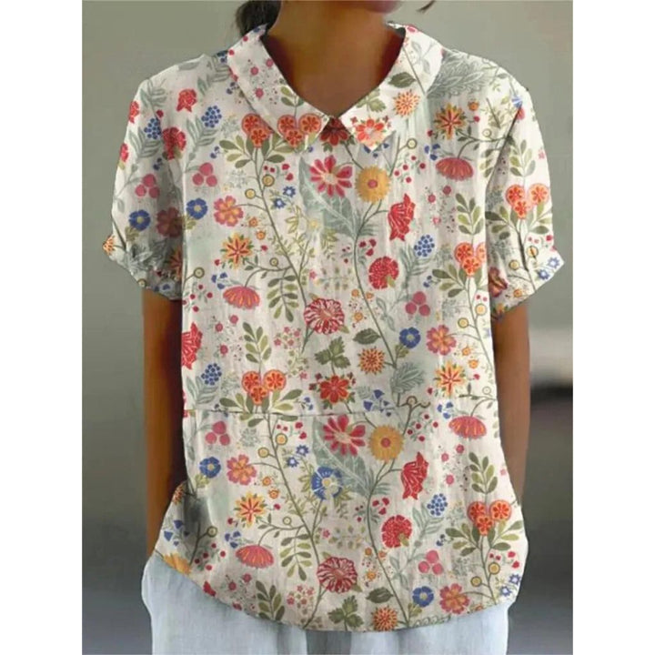 Lässige Damenbluse mit floralem Print, aus leichter Baumwolle, Rundhals und kurzen Ärmeln für sommerliche Tage.