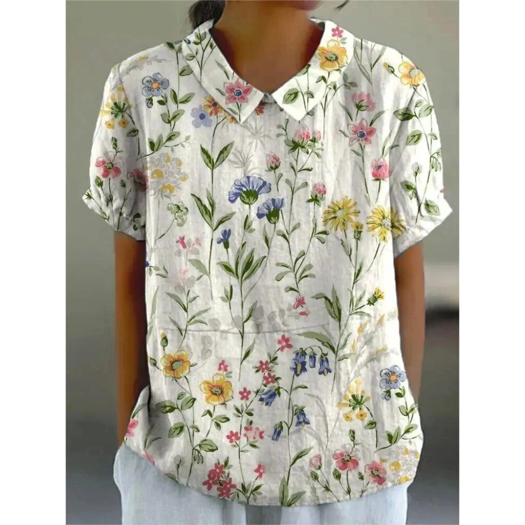 Lässige Damenbluse mit floralem Print, aus leichter Baumwolle, Rundhals und kurzen Ärmeln für sommerliche Tage.