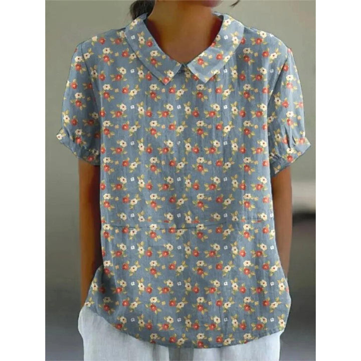 Lässige Damenbluse mit floralem Print, aus leichter Baumwolle, Rundhals und kurzen Ärmeln für sommerliche Tage.