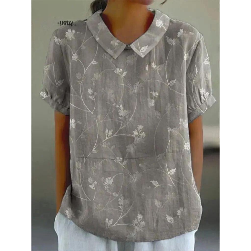 Lässige Damenbluse mit floralem Print, aus leichter Baumwolle, Rundhals und kurzen Ärmeln für sommerliche Tage.