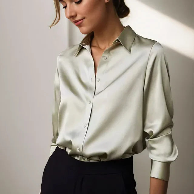 "Lässige elegante Damenbluse mit weichem Stoff und subtilem Glanz, ideal für Büro und Alltag."