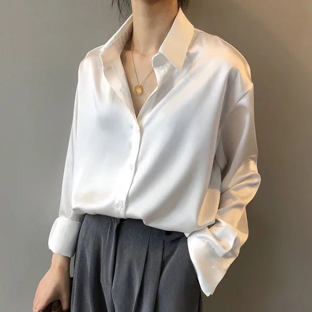 "Lässige elegante Damenbluse mit weichem Stoff und subtilem Glanz, ideal für Büro und Alltag."