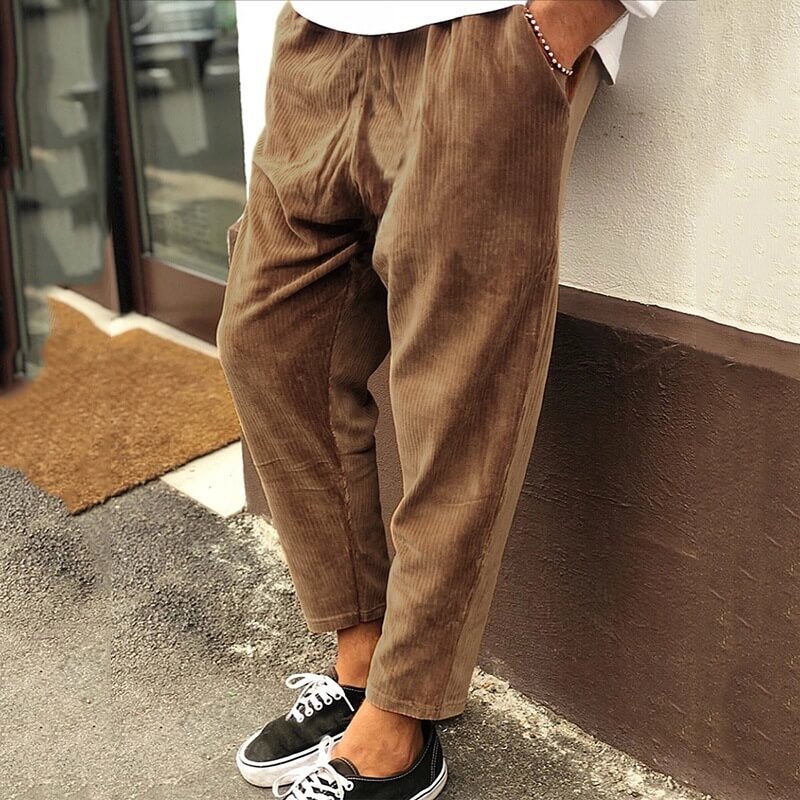 "Lässige Herren Cordhose in Blau, Braun, Grün, Schwarz; Komfortabler Stoff, seitliche Taschen, Frontansicht"