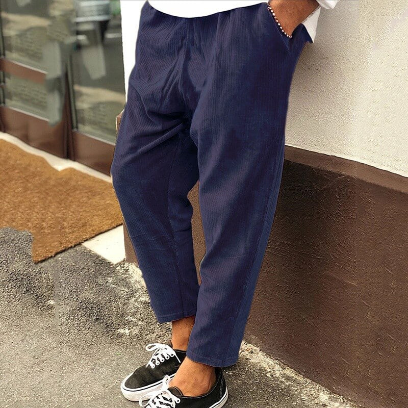 "Lässige Herren Cordhose in Blau, Braun, Grün, Schwarz; Komfortabler Stoff, seitliche Taschen, Frontansicht"