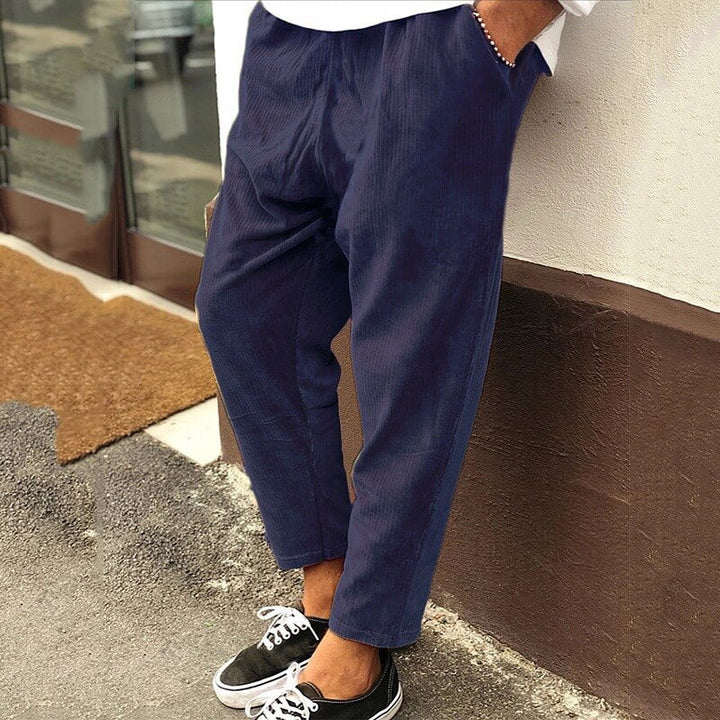 "Lässige Herren Cordhose in Blau, Braun, Grün, Schwarz; Komfortabler Stoff, seitliche Taschen, Frontansicht"