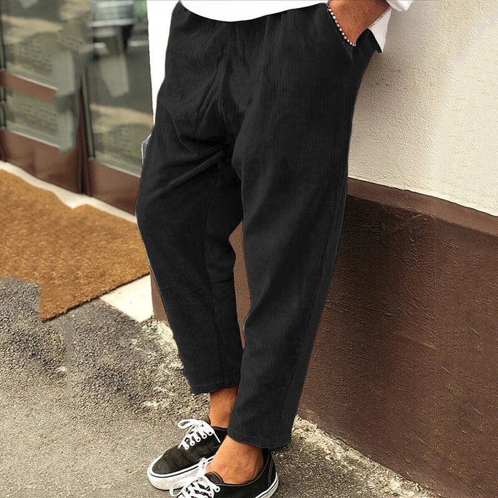 "Lässige Herren Cordhose in Blau, Braun, Grün, Schwarz; Komfortabler Stoff, seitliche Taschen, Frontansicht"