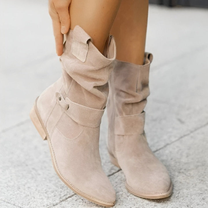 "Lässige Stiefel mit rundem Zeh und niedrigem Absatz aus Kunst-Wildleder, ideal für Komfort und Stil im Herbst."