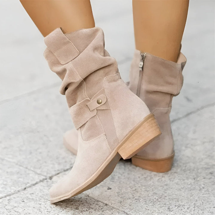 "Lässige Stiefel mit rundem Zeh und niedrigem Absatz aus Kunst-Wildleder, ideal für Komfort und Stil im Herbst."