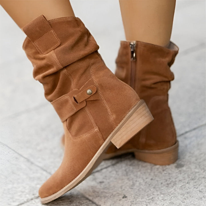 "Lässige Stiefel mit rundem Zeh und niedrigem Absatz aus Kunst-Wildleder, ideal für Komfort und Stil im Herbst."