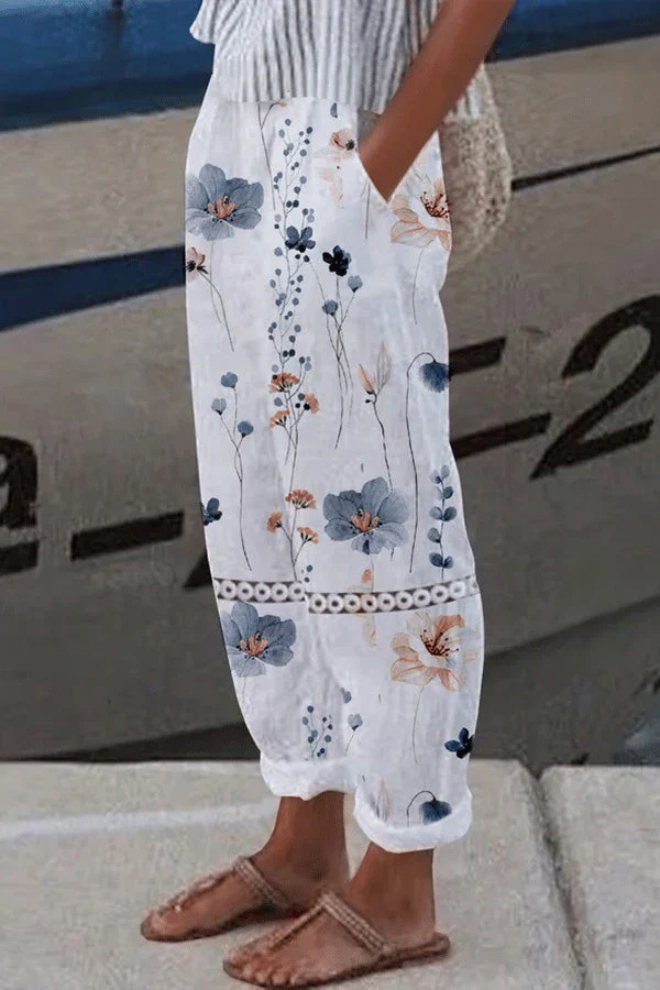 "Lässige weiße Damenhose mit Knopf, Taschen und bedrucktem Muster für Komfort und Stil."