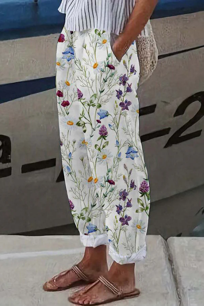 "Lässige weiße Damenhose mit Knopf, Taschen und bedrucktem Muster für Komfort und Stil."