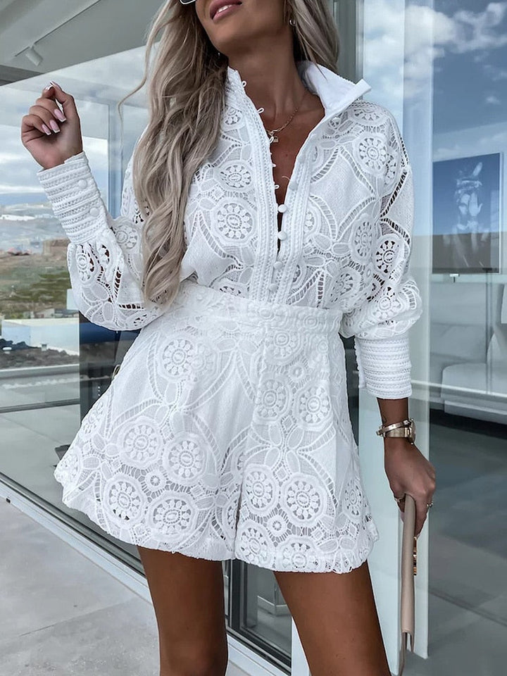 "Lässiges Boho-Chic Set mit langem Hemd und kurzer Hose, ideal für Sommer, eleganter Style in Beige, Braun, Blau, Weiß."