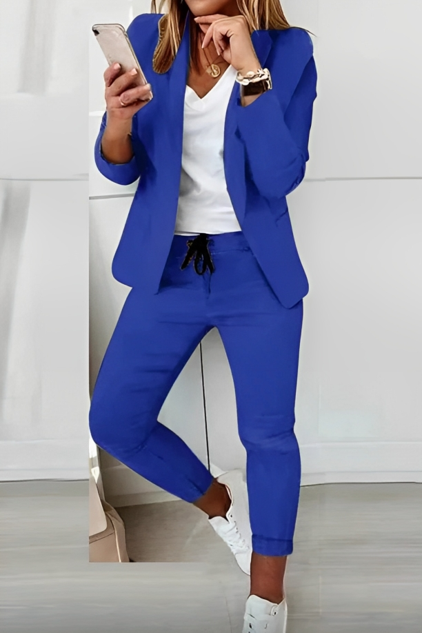 "Lässiges Damen Anzugset in Blau, frontale Ansicht; elegantes Design, weiche und atmungsaktive Textur für Komfort."