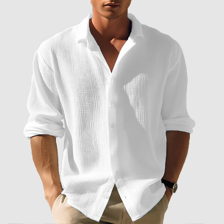 "Lässiges, hellblaues Herrenhemd, kurzärmelig, Button-Down, ideal für sommerliche Anlässe, komfortabel und vielseitig."
