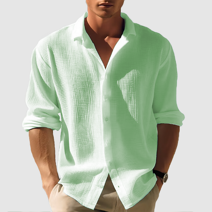 "Lässiges, hellblaues Herrenhemd, kurzärmelig, Button-Down, ideal für sommerliche Anlässe, komfortabel und vielseitig."