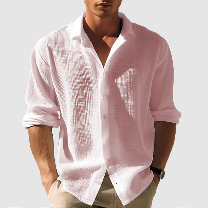 "Lässiges, hellblaues Herrenhemd, kurzärmelig, Button-Down, ideal für sommerliche Anlässe, komfortabel und vielseitig."