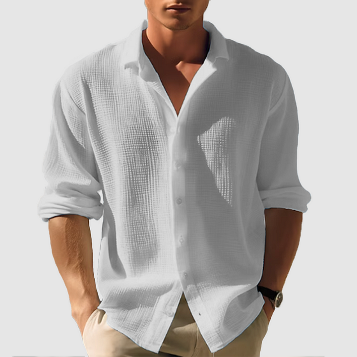 "Lässiges, hellblaues Herrenhemd, kurzärmelig, Button-Down, ideal für sommerliche Anlässe, komfortabel und vielseitig."