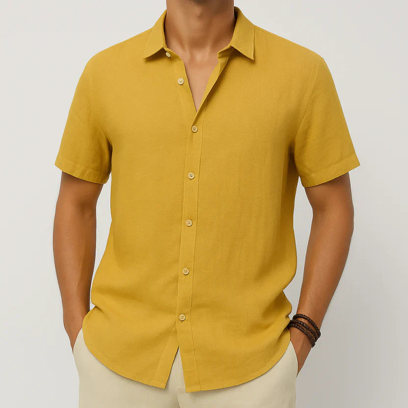 "Lässiges kurzärmeliges Herrenhemd, vielseitig kombinierbar, ideal für Sommer; leichte Materialien, relaxed fit."