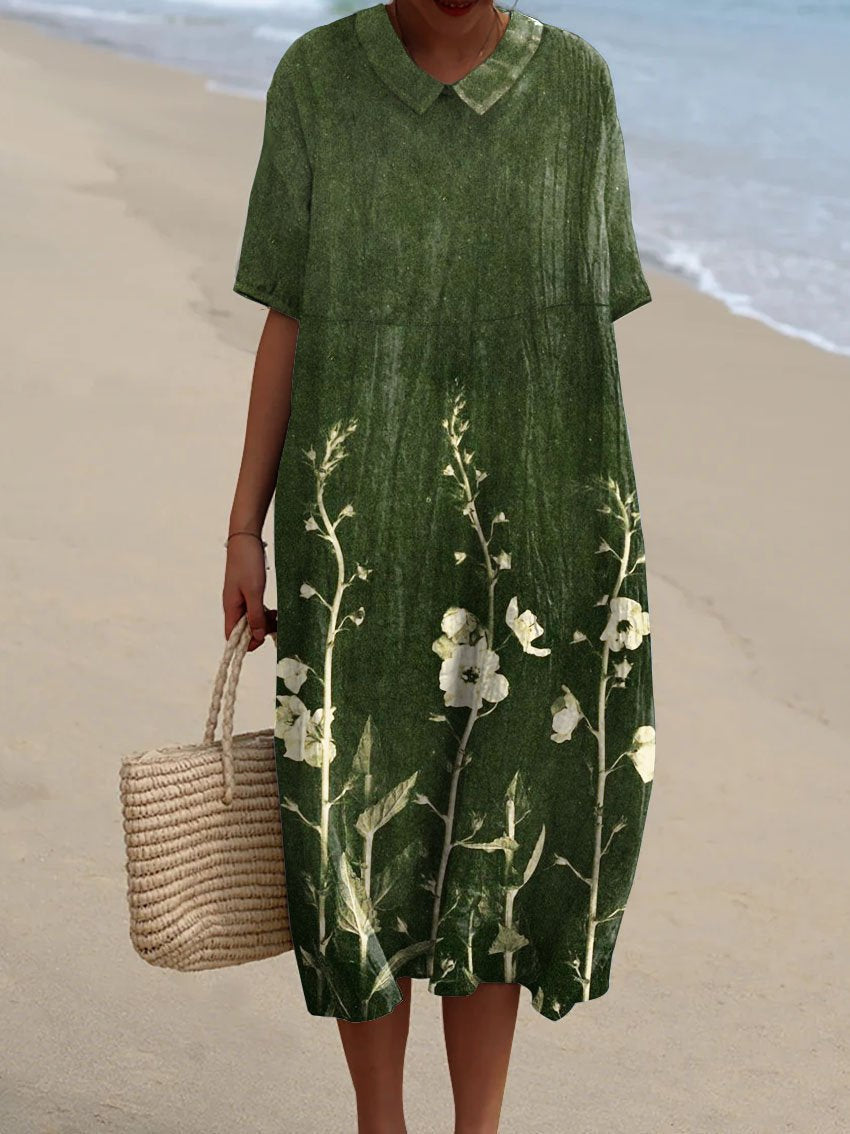 "Lebhaftes Sommerkleid mit V-Ausschnitt und Blumenmuster, ideal für sonnige Tage; locker geschnitten und aus Baumwolle."