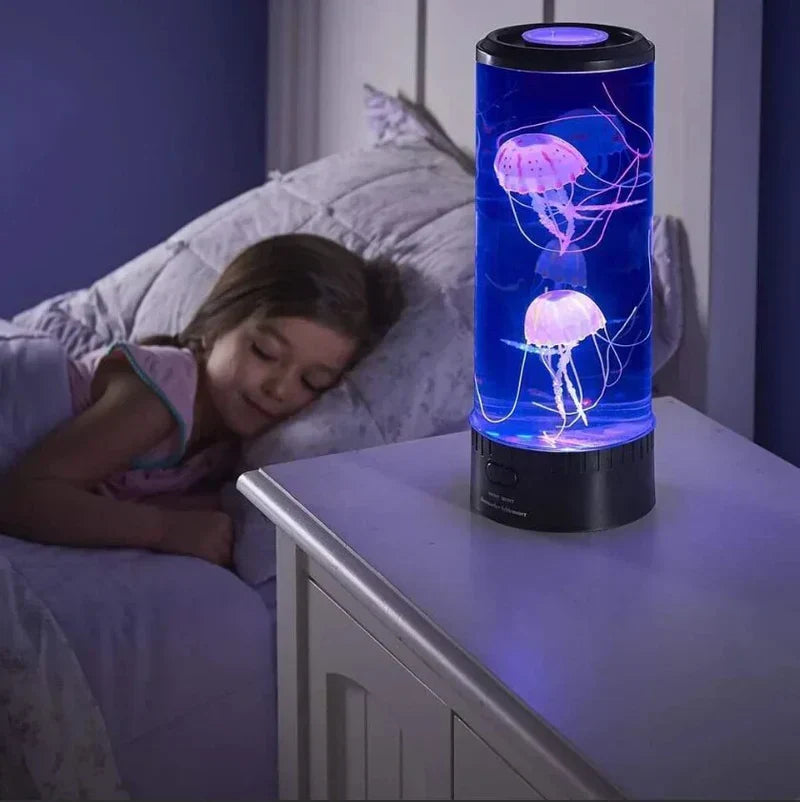 "LED Medusen Lava Lampe mit bunten Quallen-Effekt, schwebend in klarem Wasser, für entspannende Wohnatmosphäre."