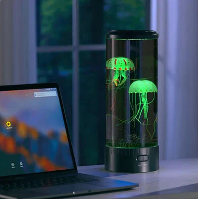"LED Medusen Lava Lampe mit bunten Quallen-Effekt, schwebend in klarem Wasser, für entspannende Wohnatmosphäre."
