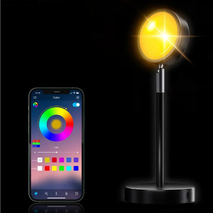 "LED-Projektionslampe mit Sonnenuntergangsfarben, kompakt und modern, schafft stimmungsvolle Beleuchtung auf Tischen"