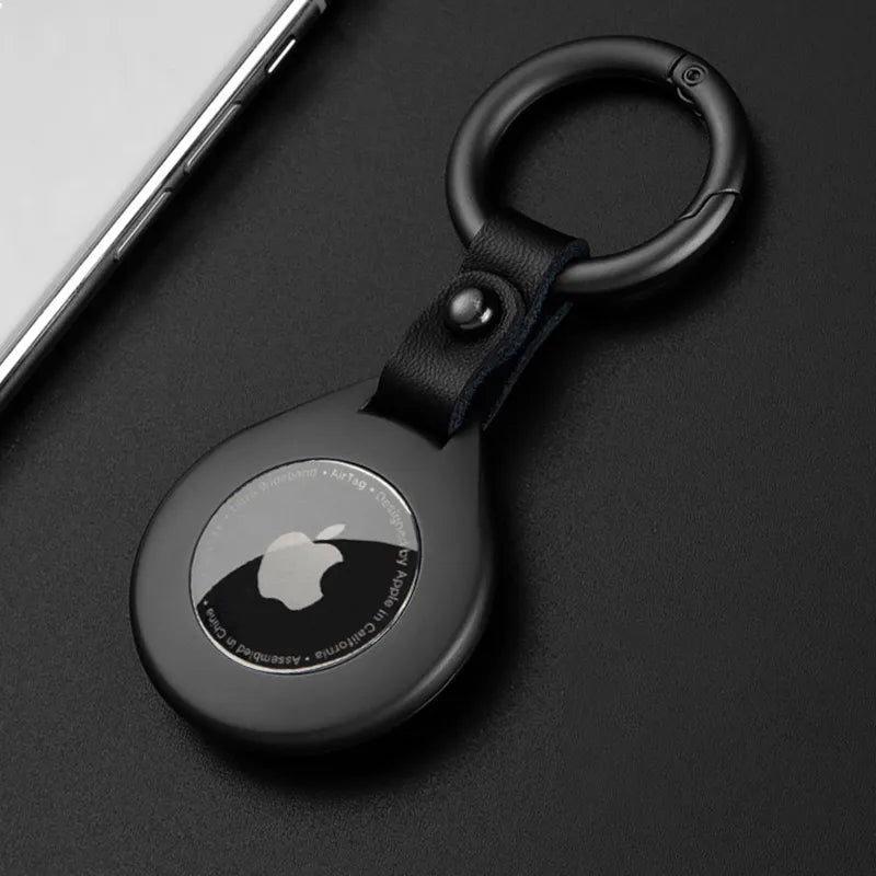 "Leder-Metall Anhänger Schutzhülle für Apple AirTags, elegante Optik, robust, in Schwarz-Silber, luxuriöser Schutz."