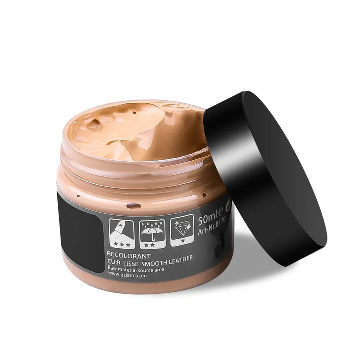 "Lederpflege-Creme aufgetragen auf braunes Ledersofa, revitalisiert und schützt durch wasserabweisende Schicht."