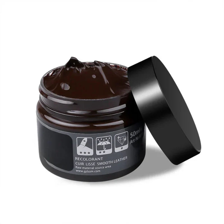 "Lederpflege-Creme aufgetragen auf braunes Ledersofa, revitalisiert und schützt durch wasserabweisende Schicht."