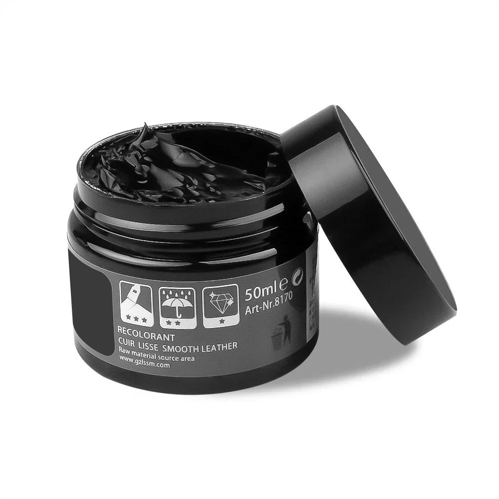 "Lederpflege-Creme aufgetragen auf braunes Ledersofa, revitalisiert und schützt durch wasserabweisende Schicht."