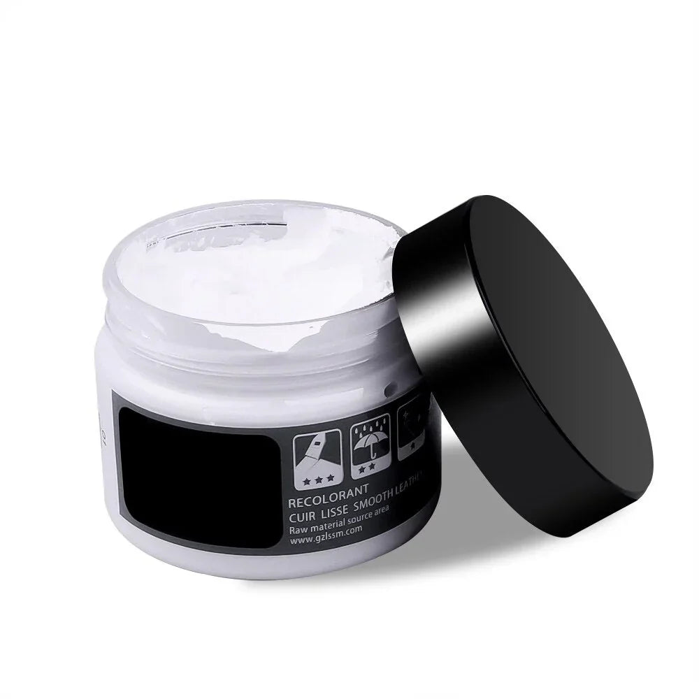 "Lederpflege-Creme aufgetragen auf braunes Ledersofa, revitalisiert und schützt durch wasserabweisende Schicht."