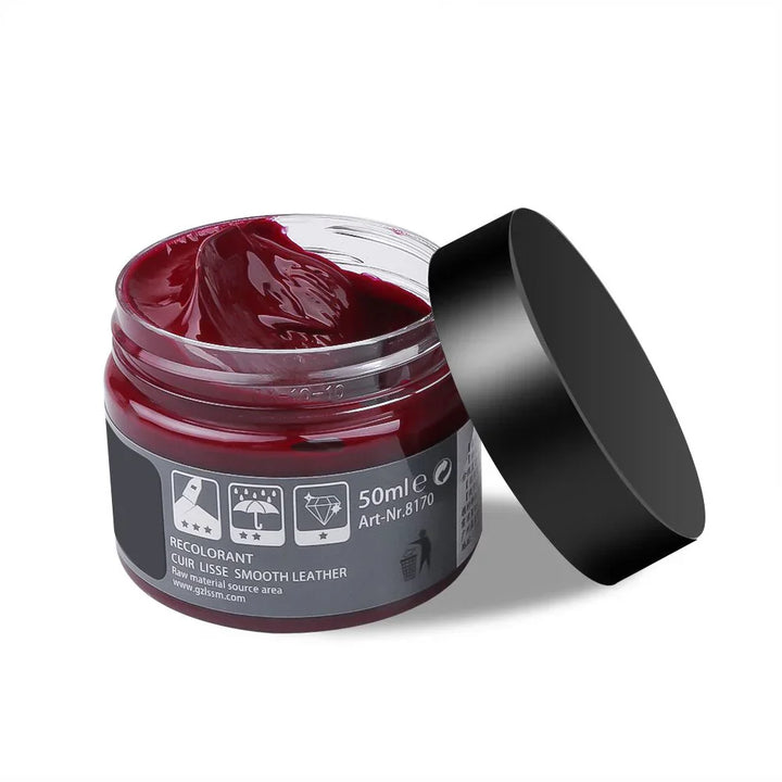 "Lederpflege-Creme aufgetragen auf braunes Ledersofa, revitalisiert und schützt durch wasserabweisende Schicht."