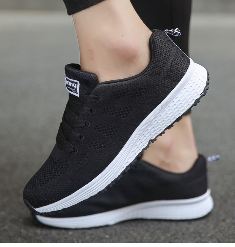 Leichte, atmungsaktive Damen Sneakers, modisches Design, extra große Sohle, ideal für Alltag und Sport, stilvoller Look.